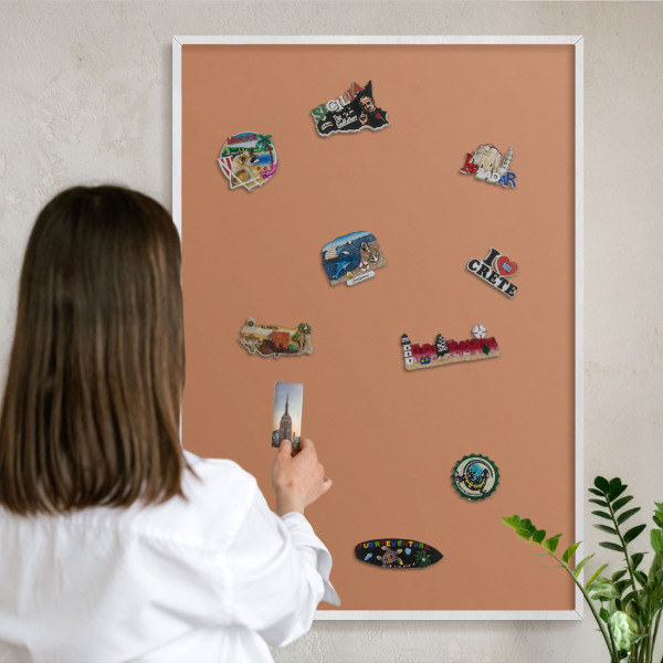 Magnettafel aus Metall für Souvenirs in weißem Rahmen Mattorange
