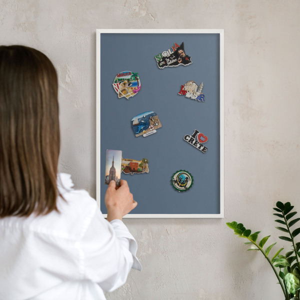 Magnettafel aus Metall für Souvenirs in weißem Rahmen Pastellblau