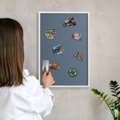 Magnettafel aus Metall für Souvenirs in weißem Rahmen Pastellblau