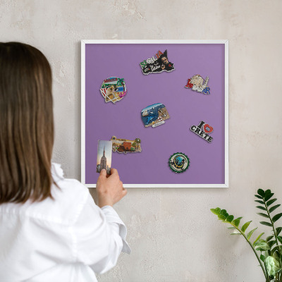 Wand-Magnettafel für Reisesouvenirs mit weißem Rahmen Violett