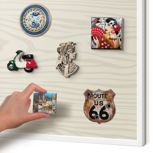 Wand-Magnettafel für Reisesouvenirs mit weißem Rahmen Holzringe