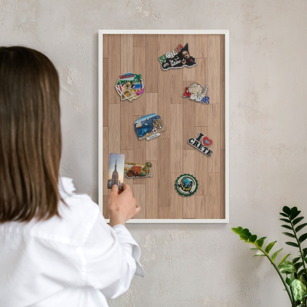 Magnettafel aus Metall für Souvenirs in weißem Rahmen Holzmuster