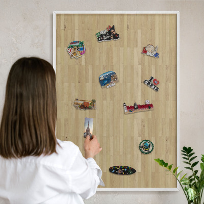 Magnettafel aus Metall für Souvenirs in weißem Rahmen Holzstruktur