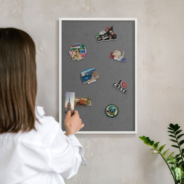 Magnettafel aus Metall für Souvenirs in weißem Rahmen Graue Textur