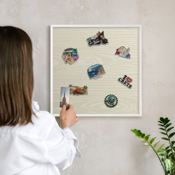 Wand-Magnettafel für Reisesouvenirs mit weißem Rahmen Beigefarbene Maserung
