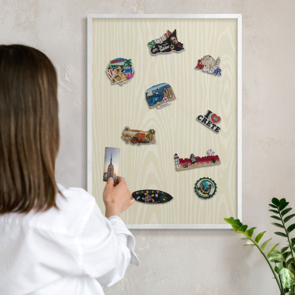 Wand-Magnettafel für Reisesouvenirs mit weißem Rahmen Beigefarbene Maserung