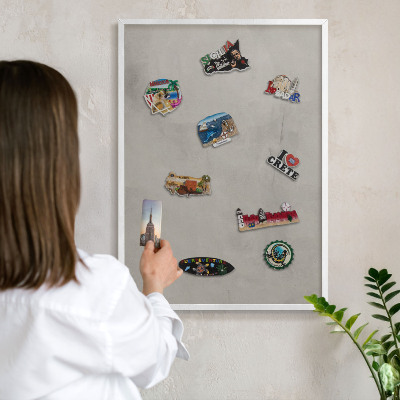 Wand-Magnettafel für Reisesouvenirs mit weißem Rahmen Grauer Hintergrund
