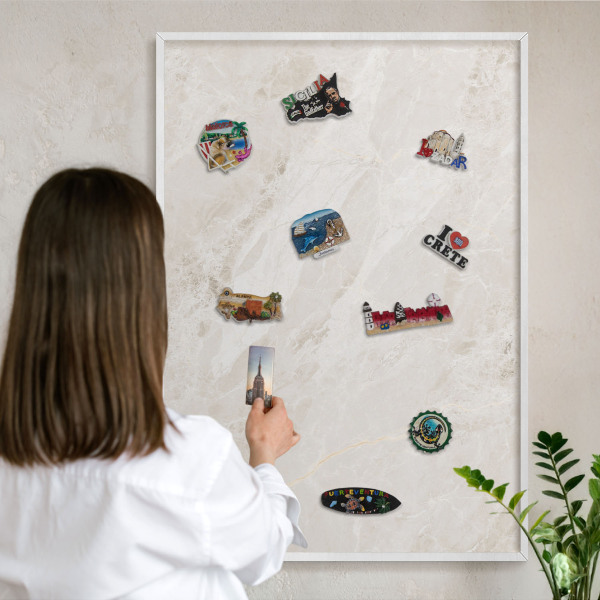 Magnettafel aus Metall für Souvenirs in weißem Rahmen Cremige Eleganz