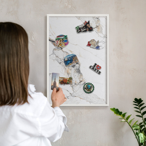 Magnettafel aus Metall für Souvenirs in weißem Rahmen Marmoroptik