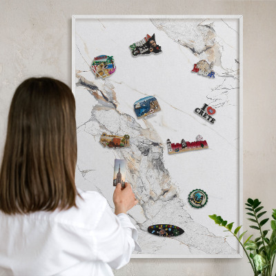 Magnettafel aus Metall für Souvenirs in weißem Rahmen Marmoroptik