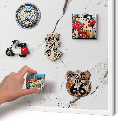 Wand-Magnettafel für Reisesouvenirs mit weißem Rahmen Moderne Eleganz