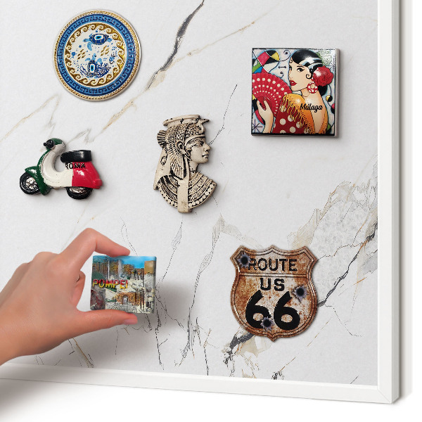 Wand-Magnettafel für Reisesouvenirs mit weißem Rahmen Moderne Eleganz
