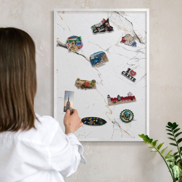 Wand-Magnettafel für Reisesouvenirs mit weißem Rahmen Moderne Eleganz
