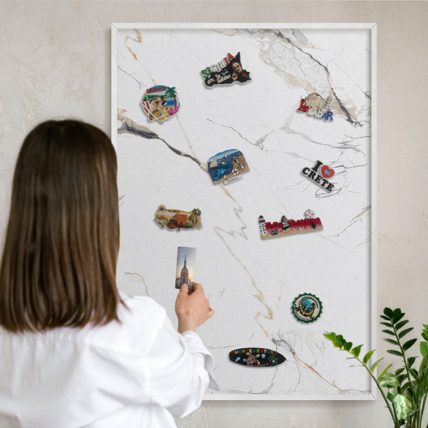 Wand-Magnettafel für Reisesouvenirs mit weißem Rahmen Moderne Eleganz