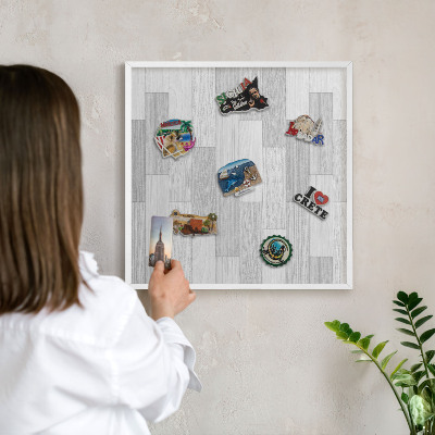 Wand-Magnettafel für Reisesouvenirs mit weißem Rahmen Holzstruktur