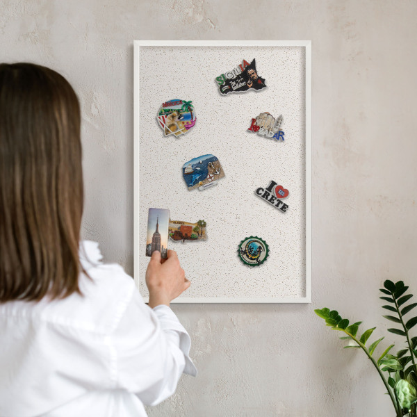 Wand-Magnettafel für Reisesouvenirs mit weißem Rahmen Winzige Punkte