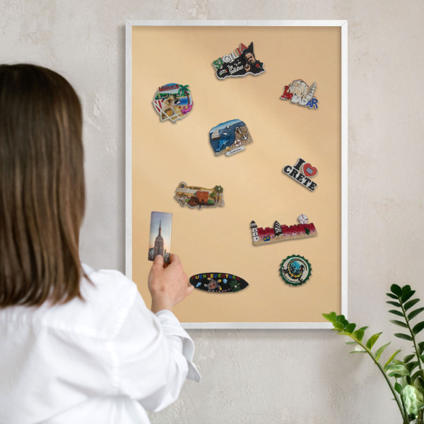Magnettafel aus Metall für Souvenirs in weißem Rahmen Cremige Harmonie