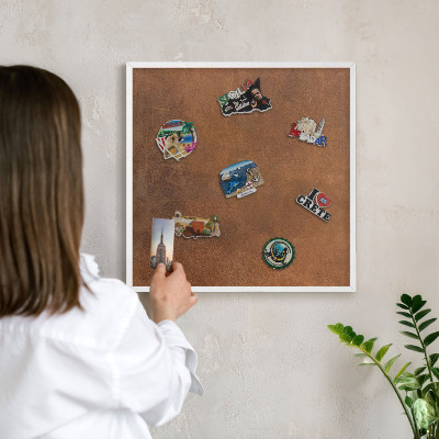 Magnettafel aus Metall für Souvenirs in weißem Rahmen Braune Textur