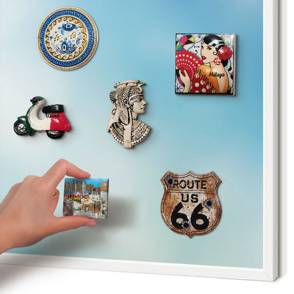 Magnettafel aus Metall für Souvenirs in weißem Rahmen Blauer Himmel