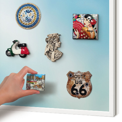 Magnettafel aus Metall für Souvenirs in weißem Rahmen Blauer Himmel