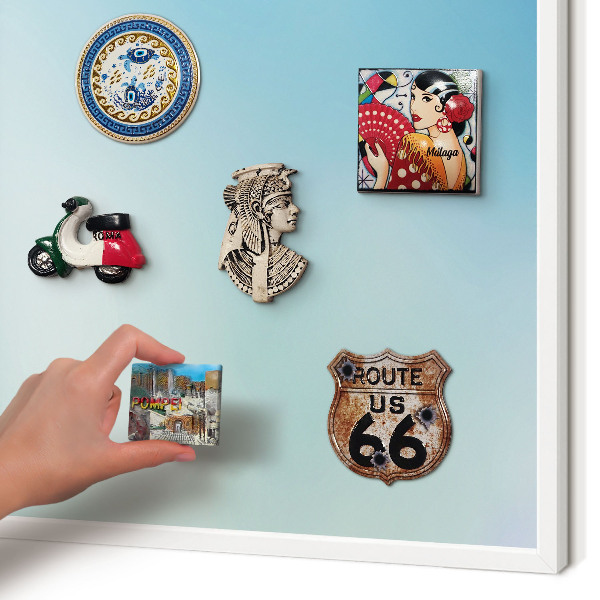 Magnettafel aus Metall für Souvenirs in weißem Rahmen Blauer Himmel