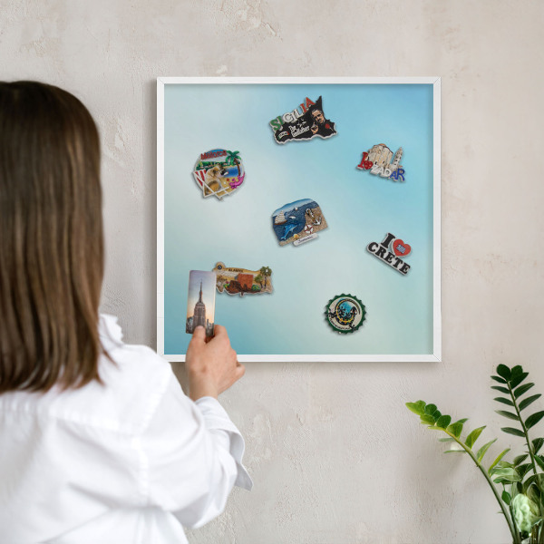 Magnettafel aus Metall für Souvenirs in weißem Rahmen Blauer Himmel