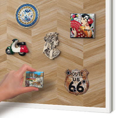 Wand-Magnettafel für Reisesouvenirs mit weißem Rahmen Holz-Fischgrätmuster
