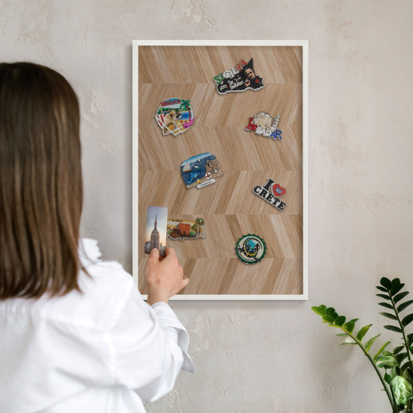 Wand-Magnettafel für Reisesouvenirs mit weißem Rahmen Holz-Fischgrätmuster
