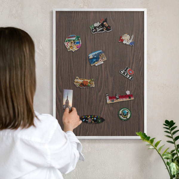 Magnettafel aus Metall für Souvenirs in weißem Rahmen Naturholz