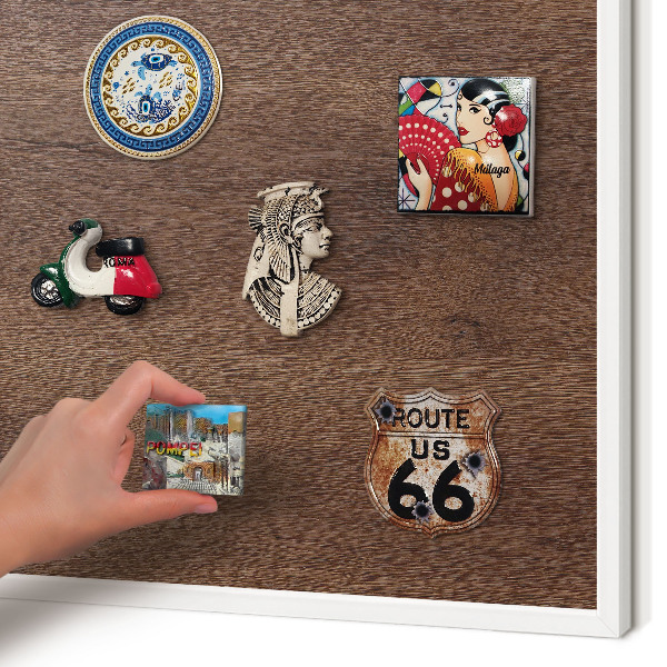Wand-Magnettafel für Reisesouvenirs mit weißem Rahmen Braunes Holz