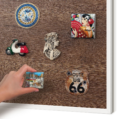 Wand-Magnettafel für Reisesouvenirs mit weißem Rahmen Braunes Holz