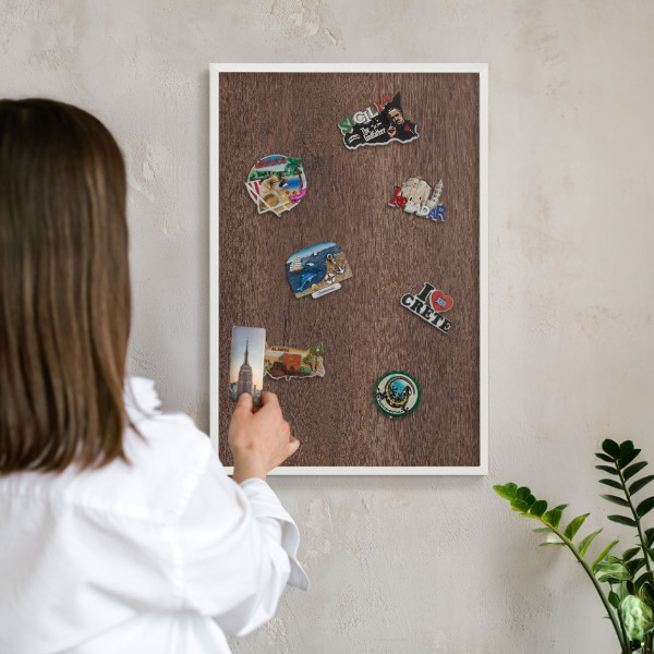 Wand-Magnettafel für Reisesouvenirs mit weißem Rahmen Braunes Holz