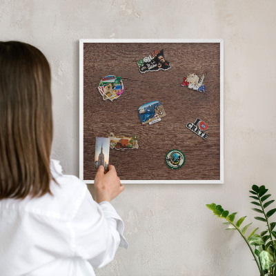 Wand-Magnettafel für Reisesouvenirs mit weißem Rahmen Braunes Holz