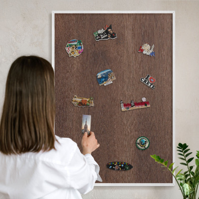 Wand-Magnettafel für Reisesouvenirs mit weißem Rahmen Braunes Holz