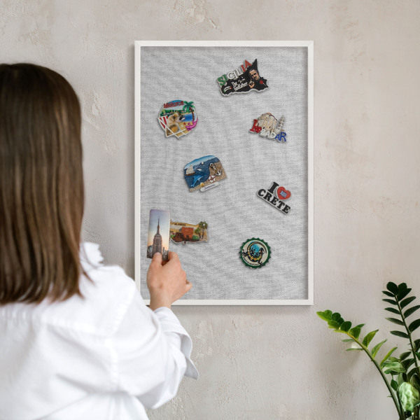 Wand-Magnettafel für Reisesouvenirs mit weißem Rahmen Subtile Eleganz