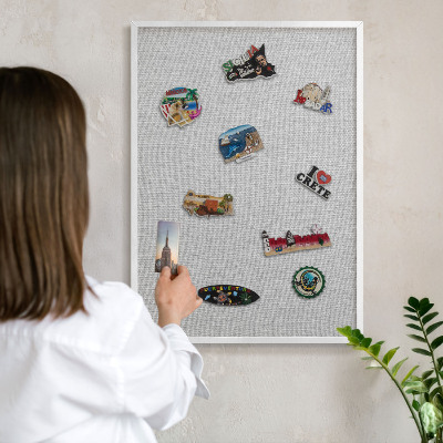 Wand-Magnettafel für Reisesouvenirs mit weißem Rahmen Subtile Eleganz