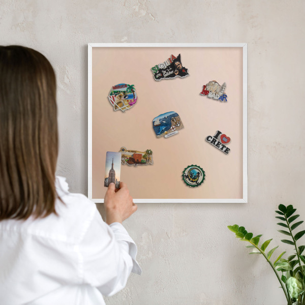Wand-Magnettafel für Reisesouvenirs mit weißem Rahmen Zartes Beige
