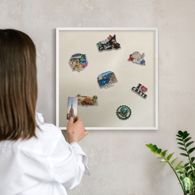 Magnettafel aus Metall für Souvenirs in weißem Rahmen Nebelton