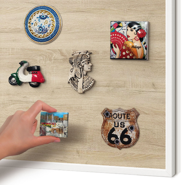 Wand-Magnettafel für Reisesouvenirs mit weißem Rahmen Holzhintergrund