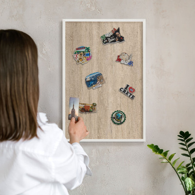 Wand-Magnettafel für Reisesouvenirs mit weißem Rahmen Holzhintergrund