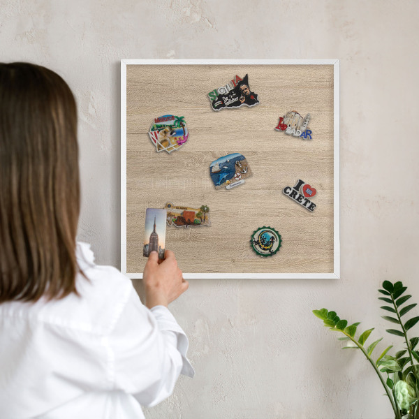 Wand-Magnettafel für Reisesouvenirs mit weißem Rahmen Holzhintergrund