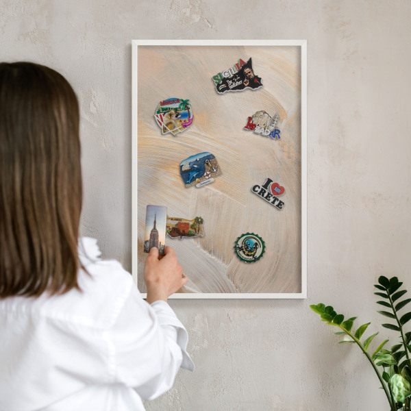 Magnettafel aus Metall für Souvenirs in weißem Rahmen Elegante Abstraktion