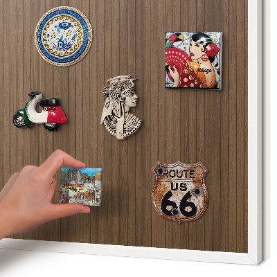 Magnettafel aus Metall für Souvenirs in weißem Rahmen Holzhintergrund