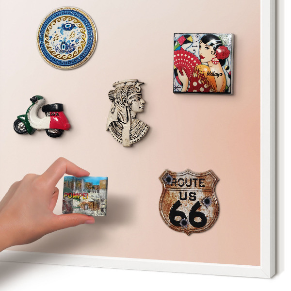 Wand-Magnettafel für Reisesouvenirs mit weißem Rahmen Pastellfarbener Charme