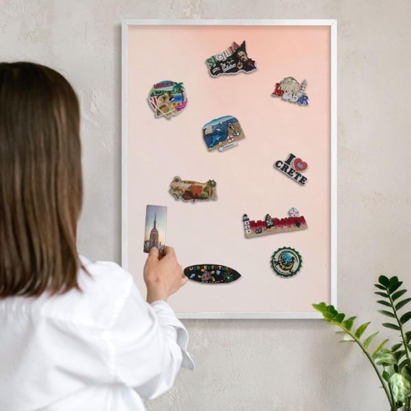 Wand-Magnettafel für Reisesouvenirs mit weißem Rahmen Pastellfarbener Charme