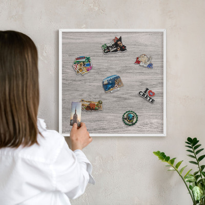 Wand-Magnettafel für Reisesouvenirs mit weißem Rahmen Holzstruktur