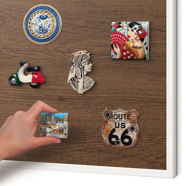 Magnettafel aus Metall für Souvenirs in weißem Rahmen Holzstruktur