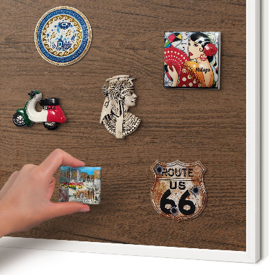 Magnettafel aus Metall für Souvenirs in weißem Rahmen Holzstruktur