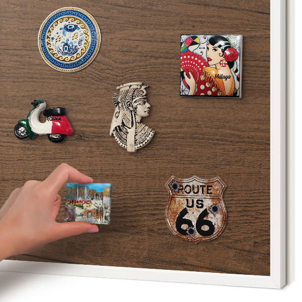 Magnettafel aus Metall für Souvenirs in weißem Rahmen Holzstruktur
