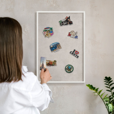 Magnettafel aus Metall für Souvenirs in weißem Rahmen Graue Eleganz